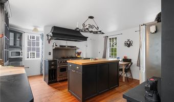 16 School St, North Smithfield, RI 02896