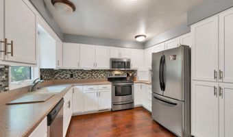 8 HILLTOP Ct, Appleton, WI 54914