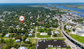 34 7th St, Apalachicola, FL 32320