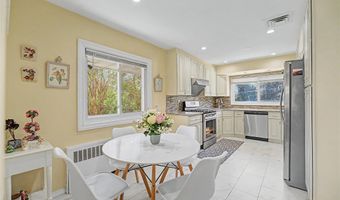 31 Edgemere Dr, Albertson, NY 11507