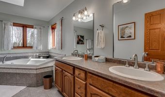 E7009 Jackson Rd, Algoma, WI 54201