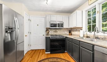 123 Country Hill Ln, North Kingstown, RI 02852