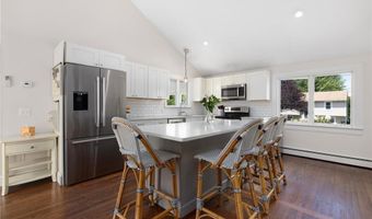 8 SCHOOL HOUSE Rd, Narragansett, RI 02882
