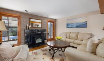 788 Namquid Dr, Warwick, RI 02888