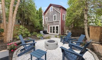 5 Tews Ct, Newport, RI 02840
