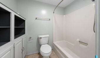 702 S 3rd St, Beresford, SD 57004