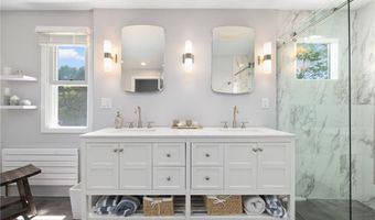 5 Maloney Ln, Middletown, RI 02842