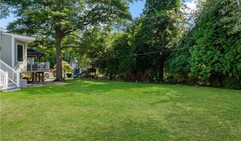 21 Clifton Rd, Bristol, RI 02809