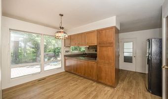 425 Kenilworth Ln, Ballwin, MO 63011