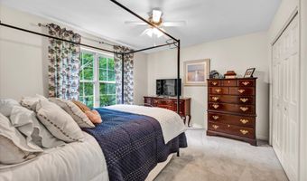 21 Lakeview Dr, Branford, CT 06405