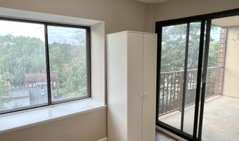 118 ROBERTS Ln 300, Alexandria, VA 22314