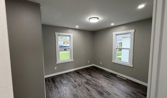 613 E Highland St, Aurora, MO 65605