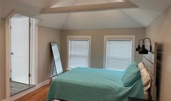 53 Center Ave, Middletown, RI 02842