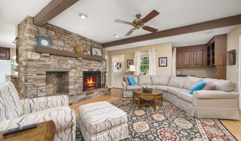 16 Iron Gate Ln, Cromwell, CT 06416