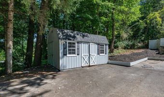 49 Old Middle Rd, Brookfield, CT 06804