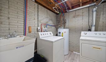 621 Van Oaks Dr, Amherst, OH 44001