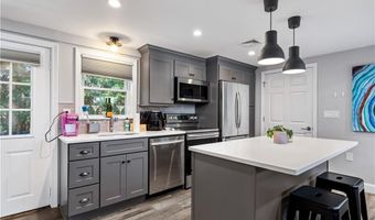 4 James St, Middletown, RI 02842