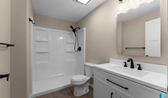 813 E Heatherwood Dr, Brandon, SD 57005