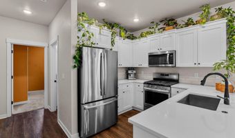 20713 SE Iron Horse Ln, Bend, OR 97702