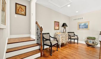 295 Meadowbrook Country Club Est, Ballwin, MO 63011