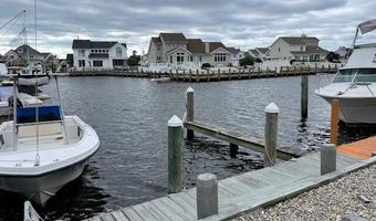 32 Toppinglift Dr, Bayville, NJ 08721