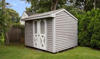68 Birchwood Dr, Narragansett, RI 02882