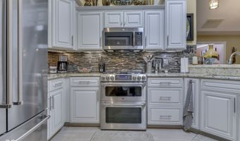 7386 Lake Lakota Pl, Indianapolis, IN 46217