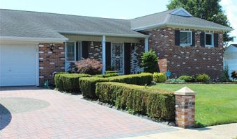 6 Winter Ln, Amityville, NY 11701