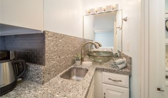 2463 Kuhio Ave 504, Honolulu, HI 96815