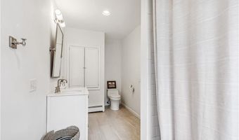 101 County Rd, Barrington, RI 02806