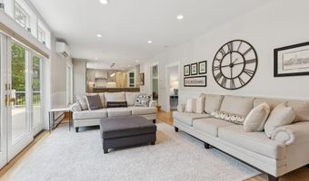 4 Victoria Ln, Falmouth, ME 04105