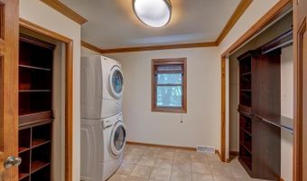 21 E Newhaven Cir, Madison, WI 53717
