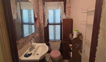 121 N 10th St, Atchison, KS 66002