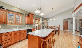 2225 E Byrum Cir, Brandon, SD 57005