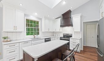 1008 Westrun Dr, Ballwin, MO 63021