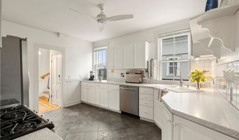 35 Marsh St, Newport, RI 02840