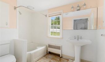 61 Applegate Rd, Cranston, RI 02920