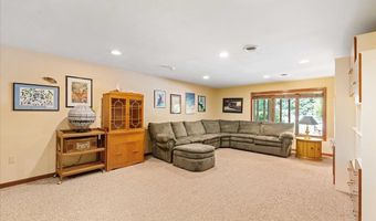5870 Persimmon Dr, Fitchburg, WI 53711