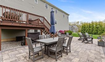 76 Woods Ln, Cranston, RI 02921