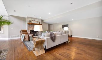 924 Forest Lake Ct, Ballwin, MO 63021
