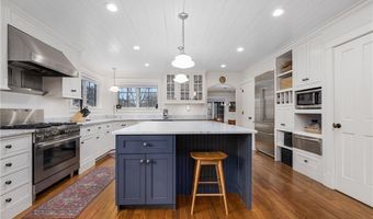 56 Summerfield Ln, Middletown, RI 02842