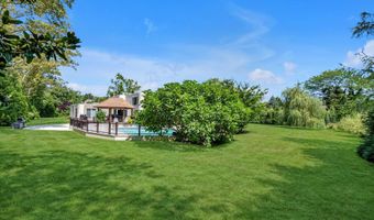 10 Macy Dr, Hewlett Bay Park, NY 11557