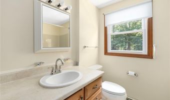 40 ROCKCREST Dr, Cranston, RI 02920