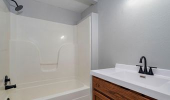 12 E Hawthorne St, Aurora, MO 65605
