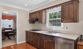8024 GARLOT Dr, Annandale, VA 22003