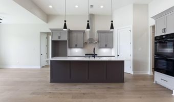 7636 S Shoreline Blvd, Benton, AR 72019
