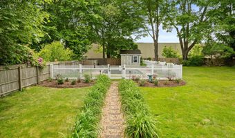 8 Maple Ave, Clinton, CT 06413