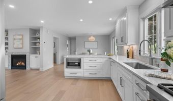 24 Perry Ave, Middletown, RI 02842