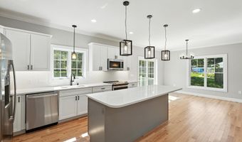 13 Kenwood Cir, Bloomfield, CT 06002