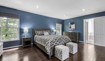 1128 HALESWORTH Dr, Rockville, MD 20854